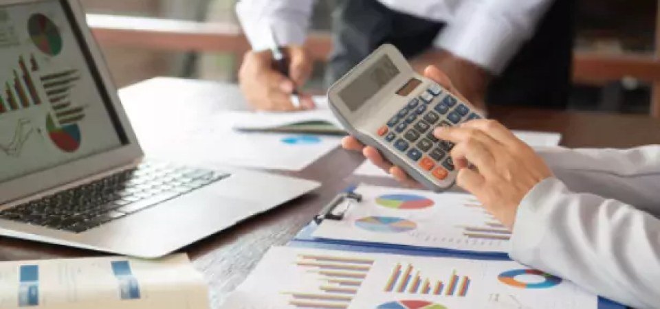 Team von BC Finance bespricht Unterlagen